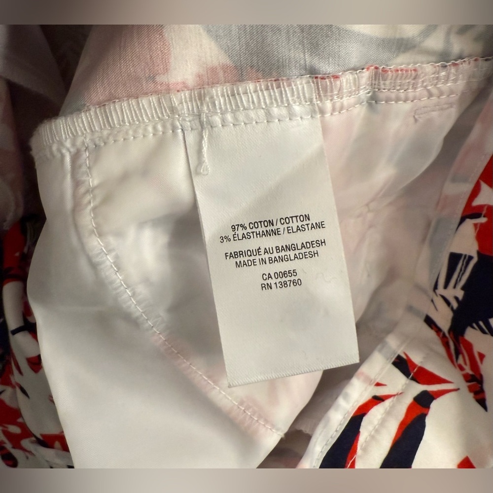 Reitmans | Vibrant Red and Navy Tropical Patterned Floral 7/8 Capri Pants - Picture 11 of 15